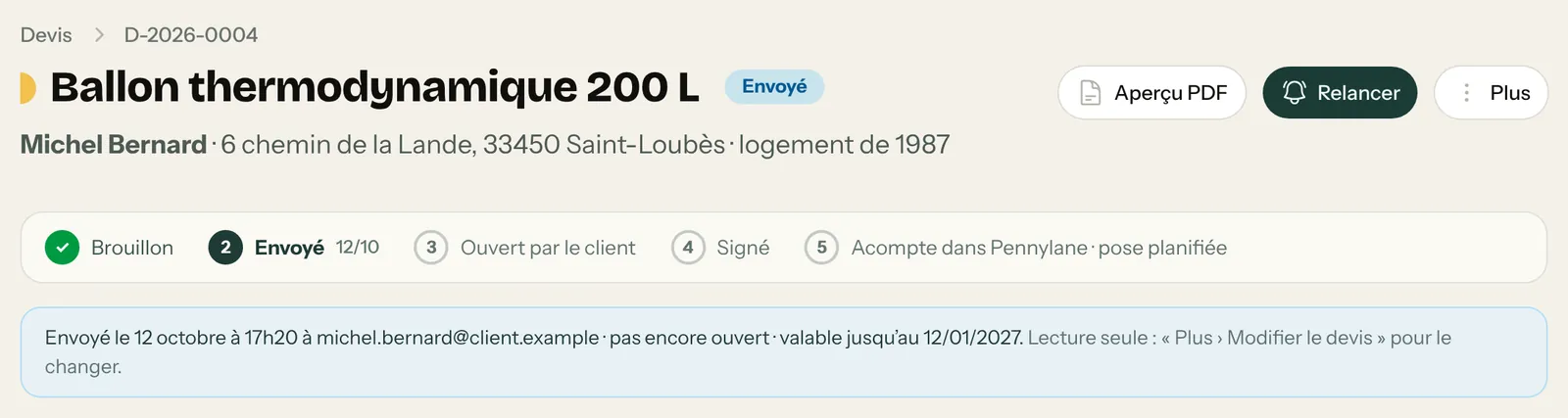 Devis D-2026-0004 envoyé : frise Brouillon, Envoyé, Ouvert par le client, Signé, Acompte ; bouton Relancer ; envoyé le 12 octobre, pas encore ouvert