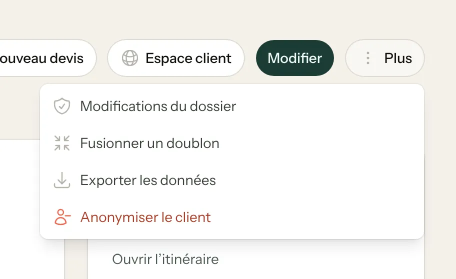 Menu Plus de la fiche client : Modifications du dossier, Fusionner un doublon, Exporter les données, Anonymiser le client